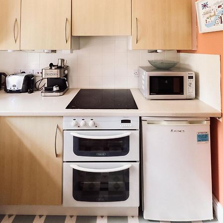 Beautiful Apartment In Guildford With Parking Send Luaran gambar