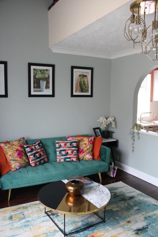 Beautiful Apartment In Guildford With Parking Send Luaran gambar