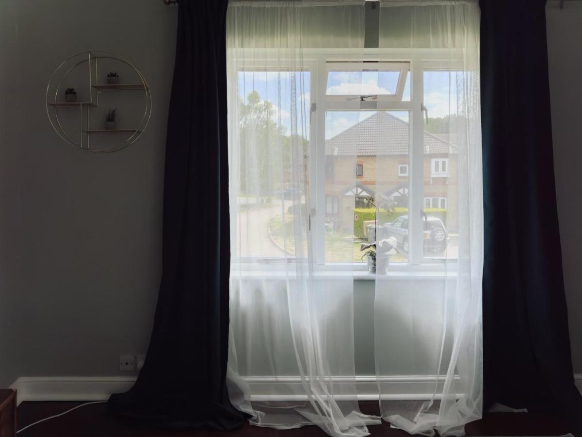 Beautiful Apartment In Guildford With Parking Send Luaran gambar