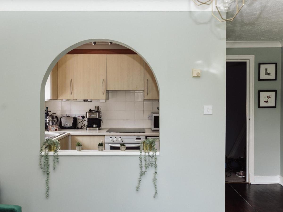 Beautiful Apartment In Guildford With Parking Send Luaran gambar