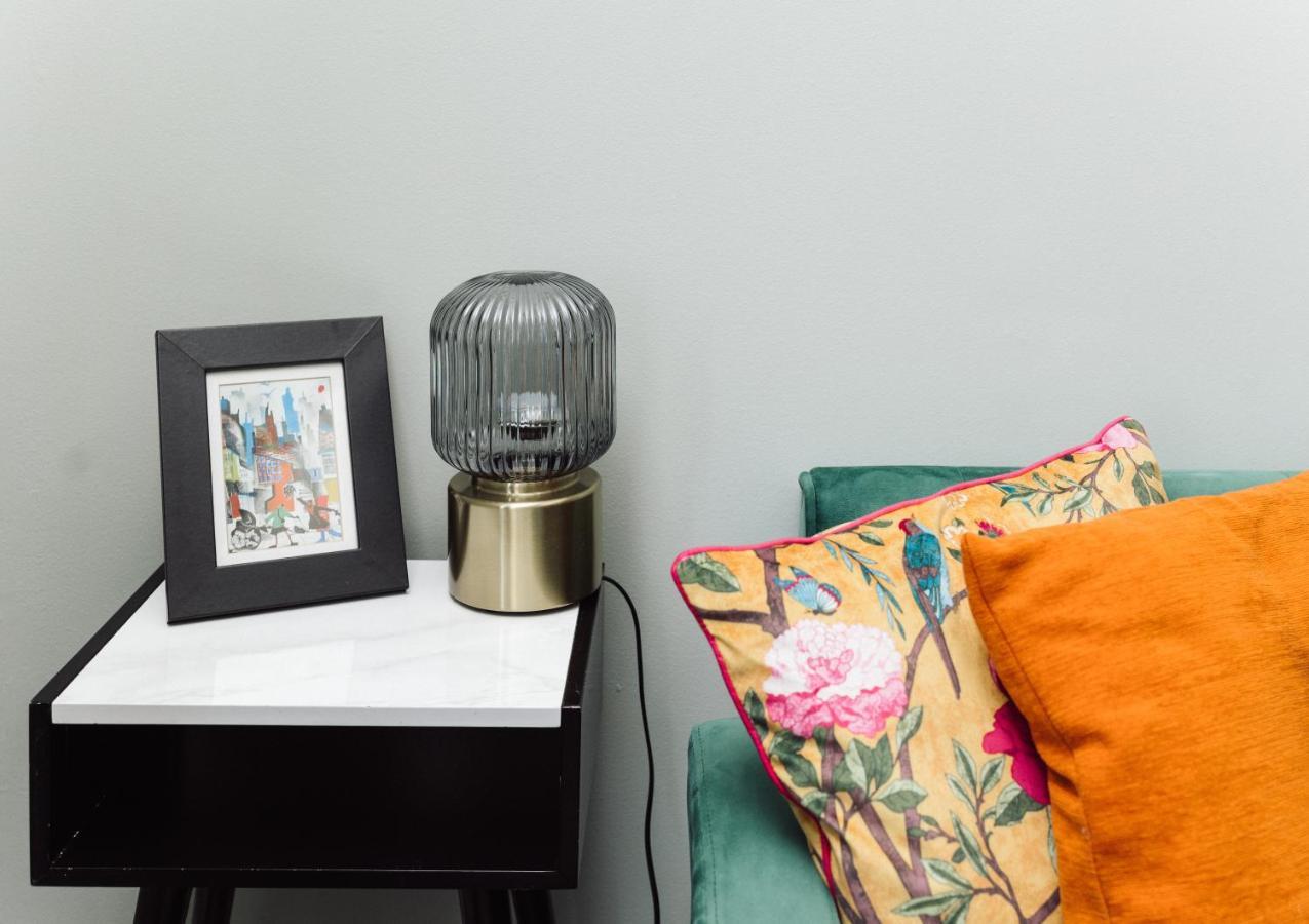 Beautiful Apartment In Guildford With Parking Send Luaran gambar