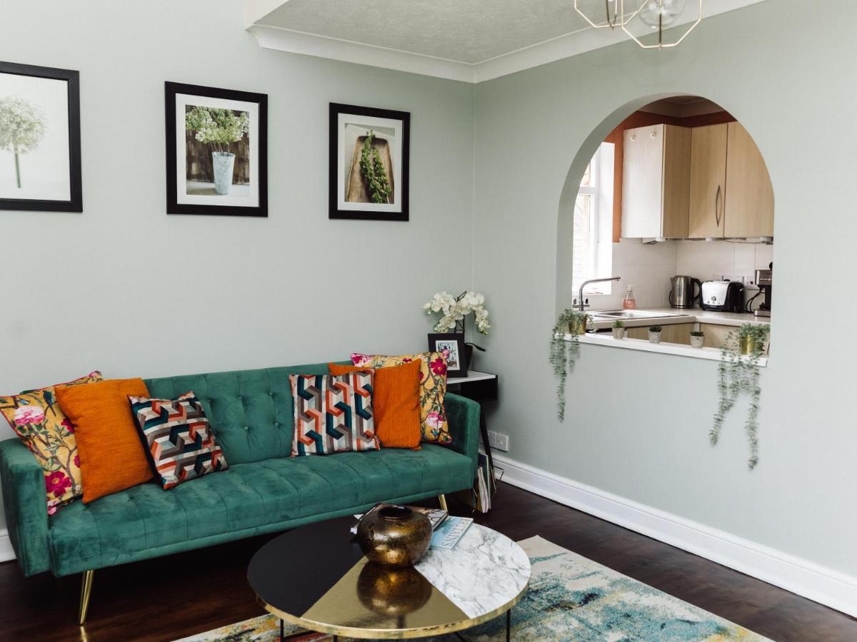 Beautiful Apartment In Guildford With Parking Send Luaran gambar