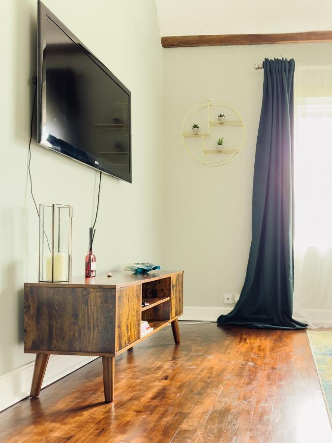 Beautiful Apartment In Guildford With Parking Send Luaran gambar