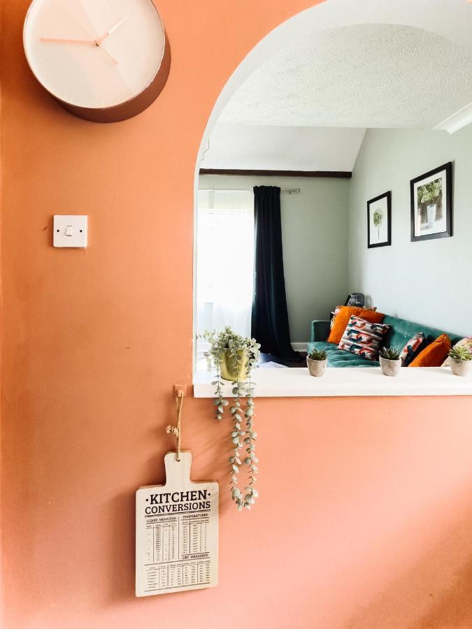 Beautiful Apartment In Guildford With Parking Send Luaran gambar