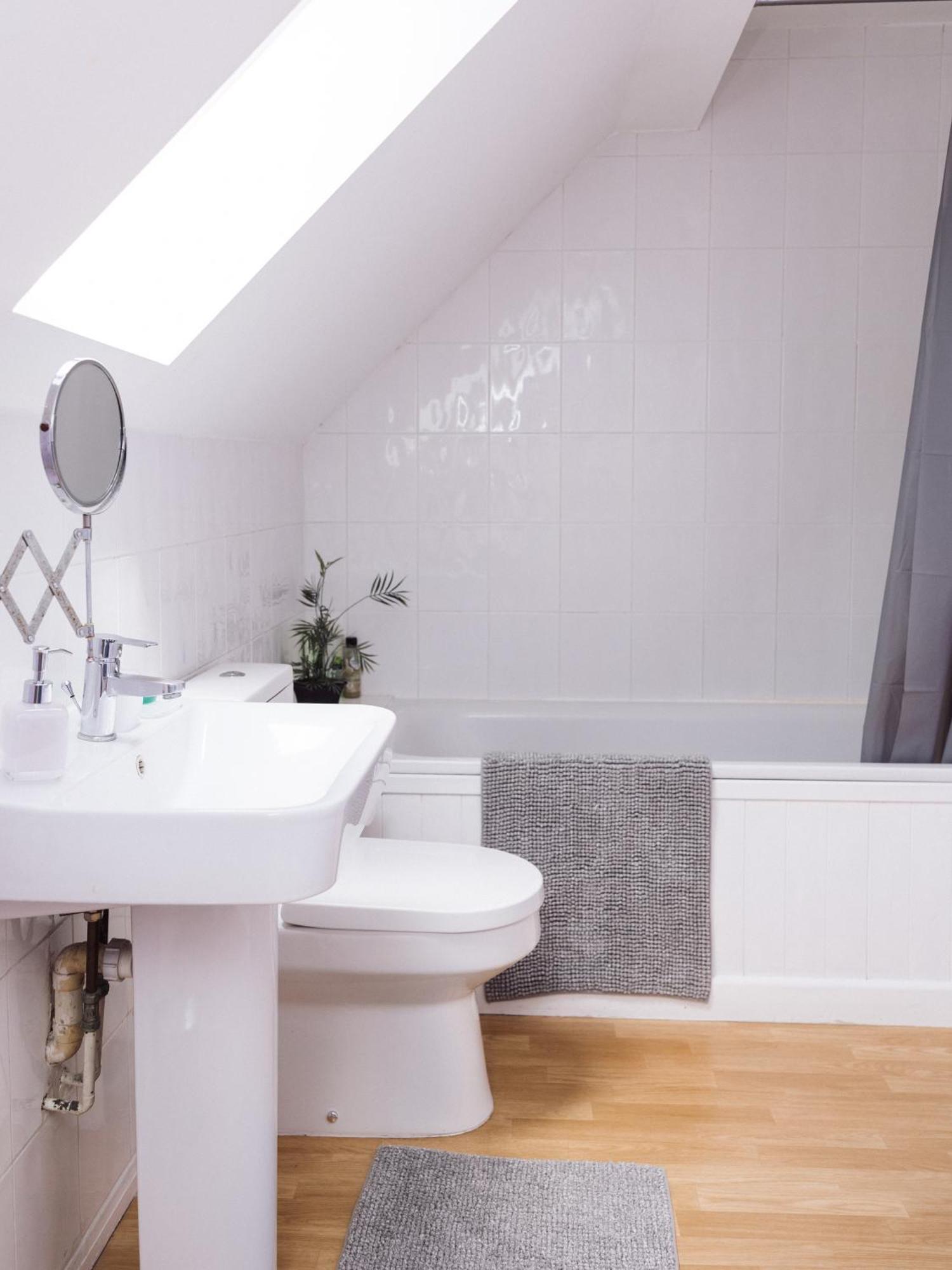 Beautiful Apartment In Guildford With Parking Send Luaran gambar