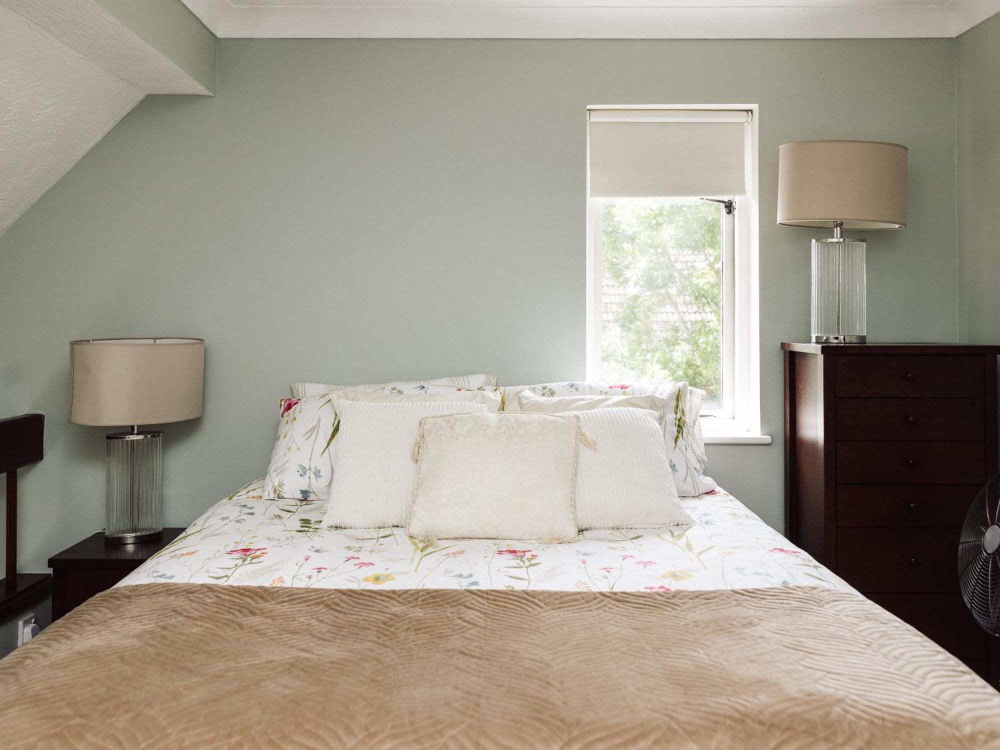 Beautiful Apartment In Guildford With Parking Send Luaran gambar