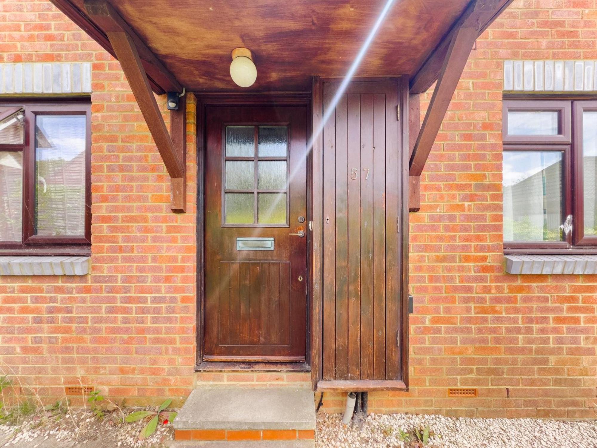 Beautiful Apartment In Guildford With Parking Send Luaran gambar