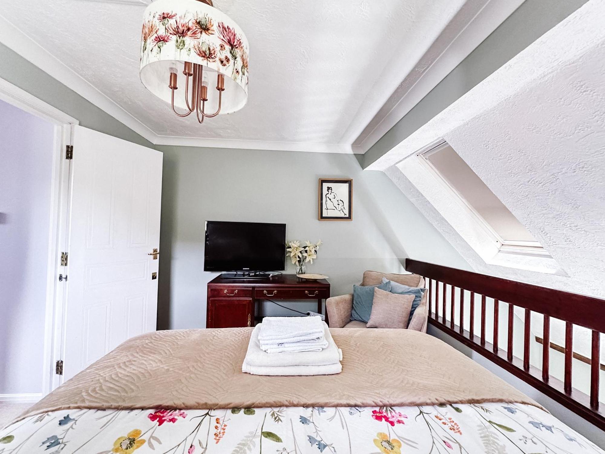 Beautiful Apartment In Guildford With Parking Send Luaran gambar