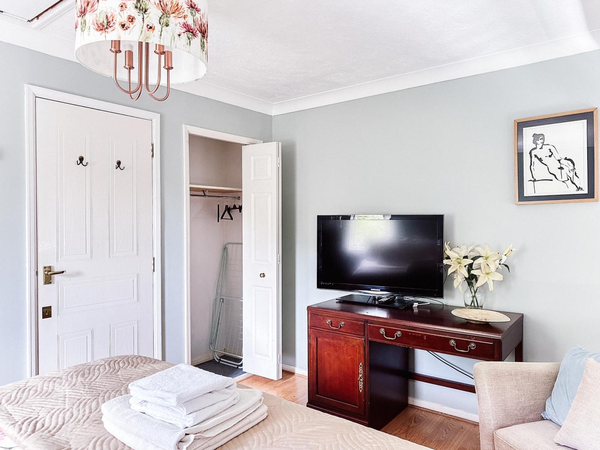 Beautiful Apartment In Guildford With Parking Send Luaran gambar
