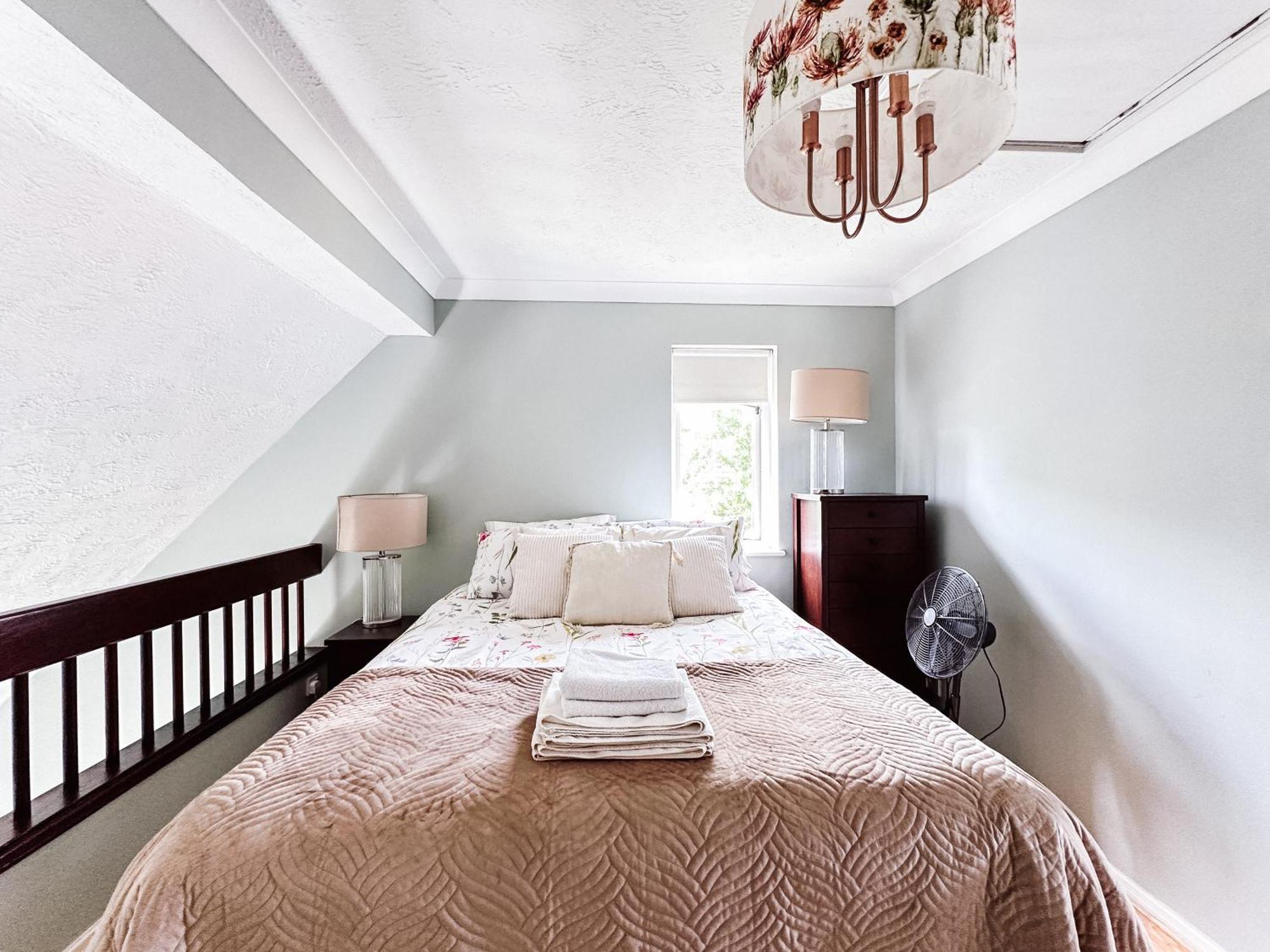 Beautiful Apartment In Guildford With Parking Send Luaran gambar