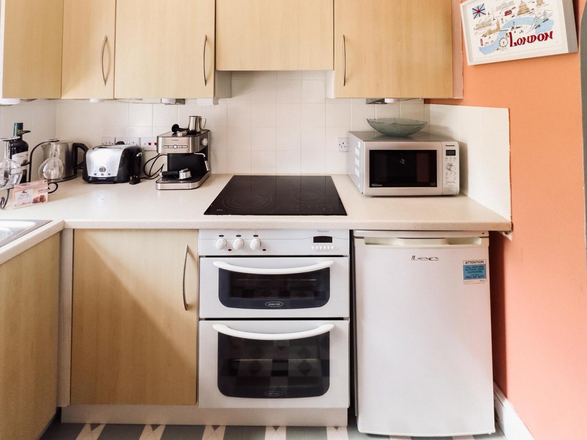 Beautiful Apartment In Guildford With Parking Send Luaran gambar