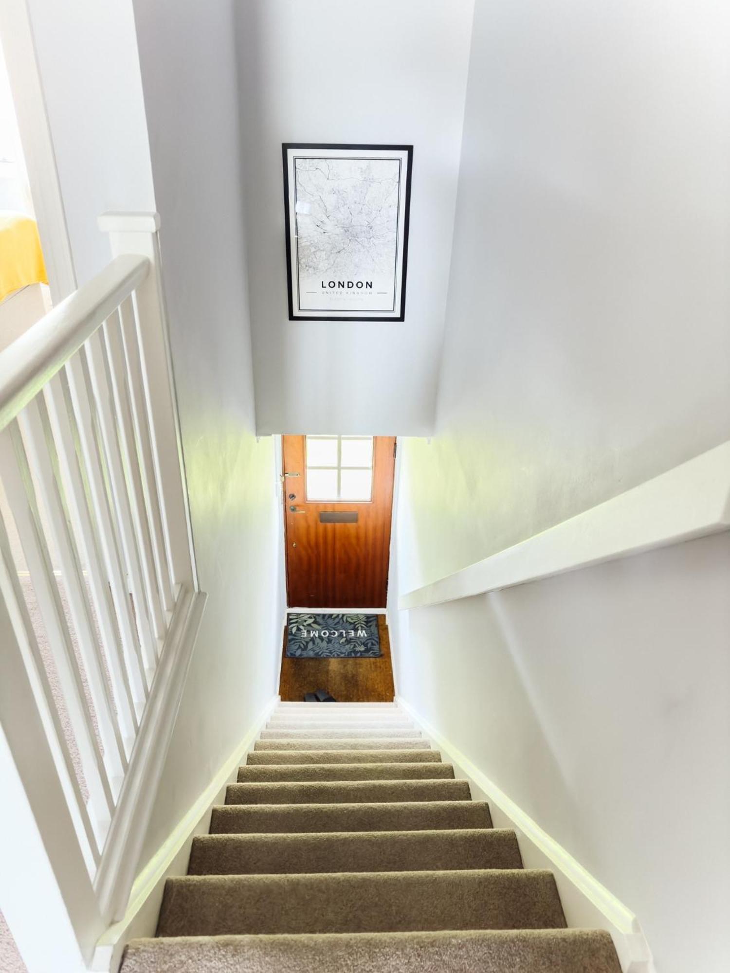 Beautiful Apartment In Guildford With Parking Send Luaran gambar