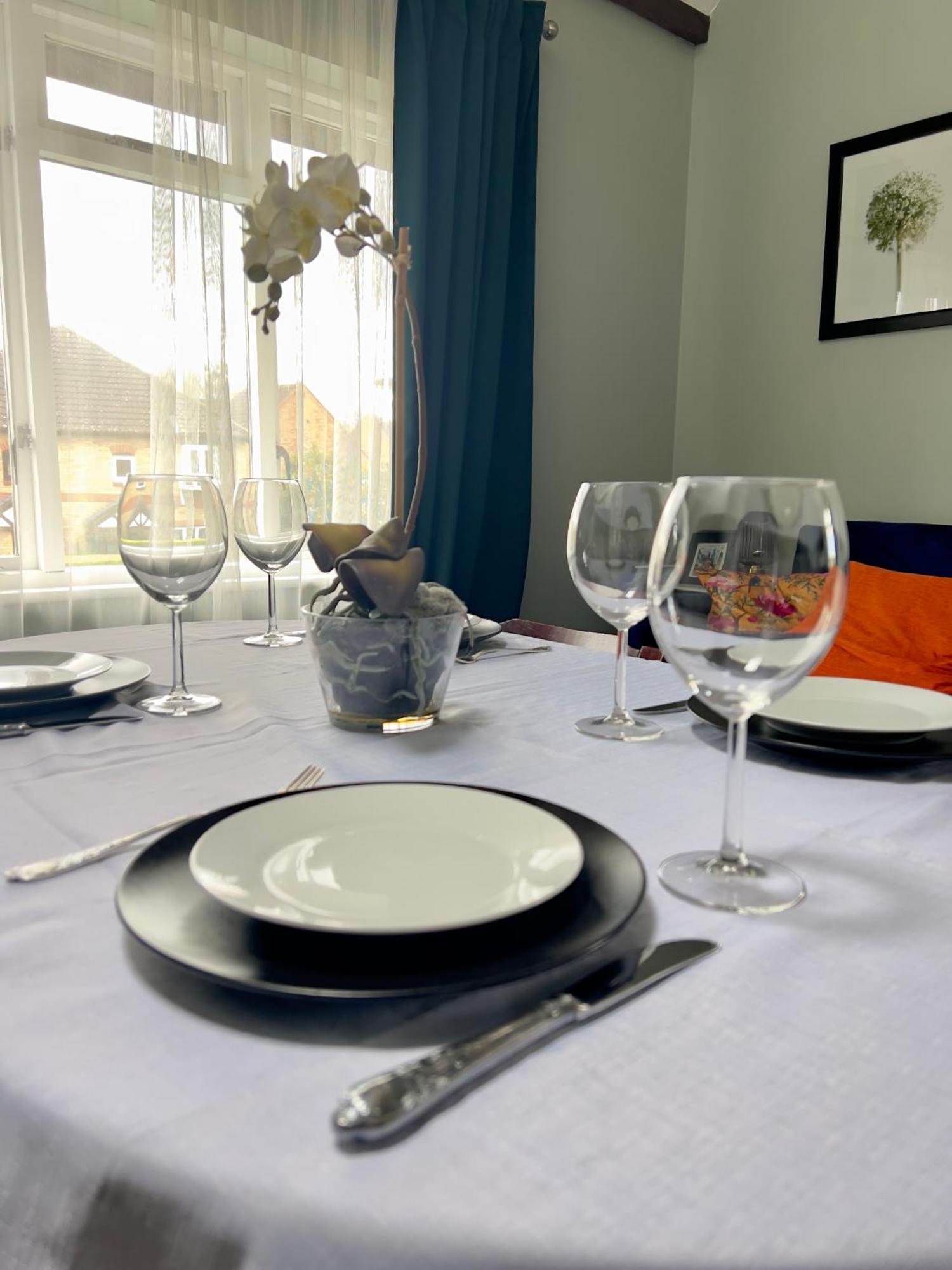 Beautiful Apartment In Guildford With Parking Send Luaran gambar