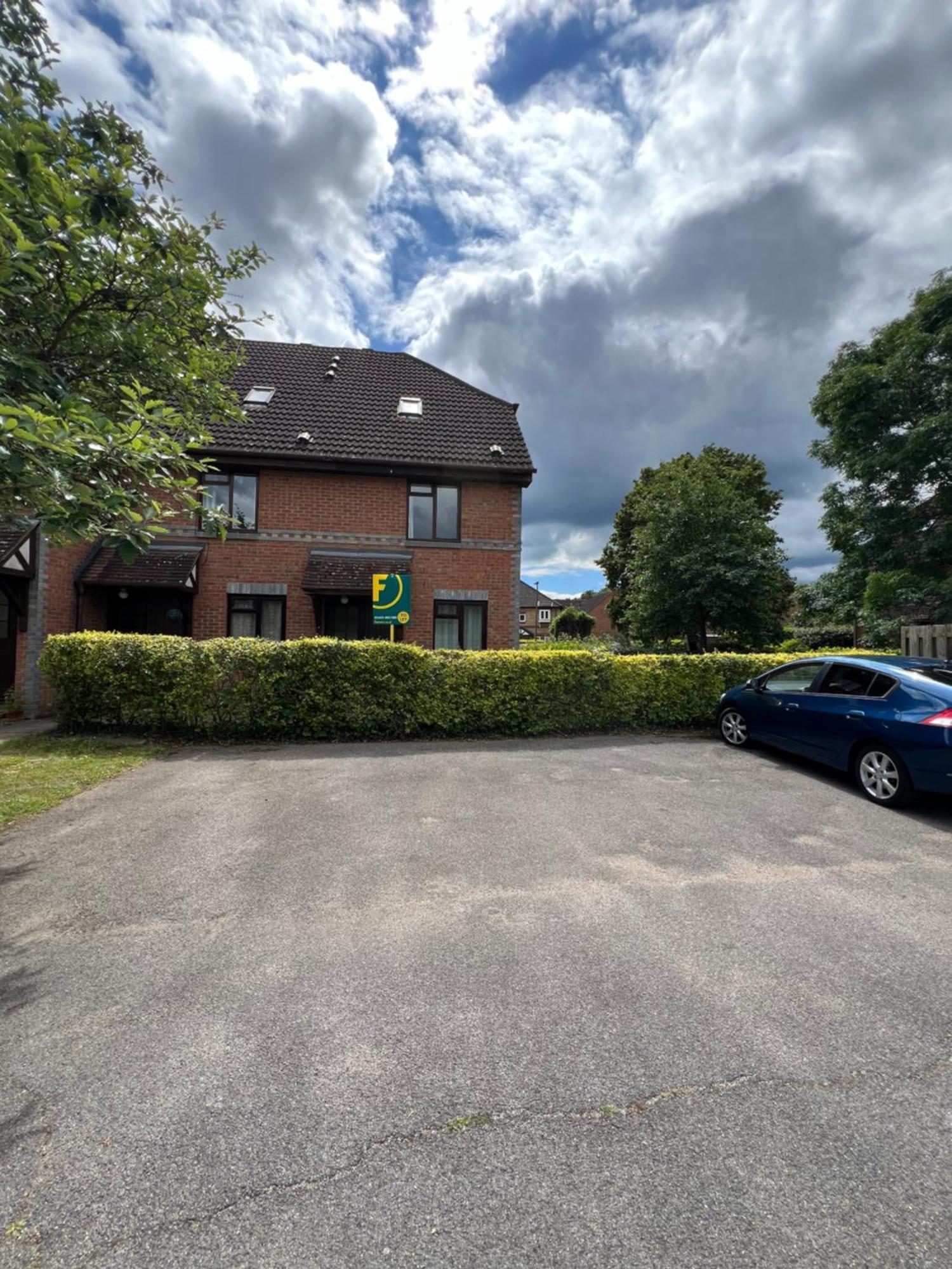 Beautiful Apartment In Guildford With Parking Send Luaran gambar